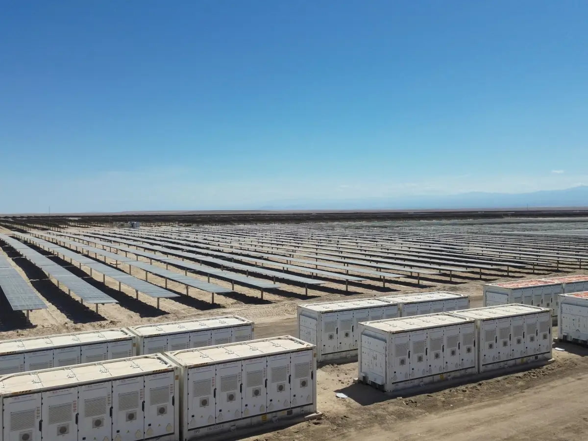 Systèmes de stockage d'énergie photovoltaïque à couplage AC ou DC : comment choisir pour une centrale solaire ?